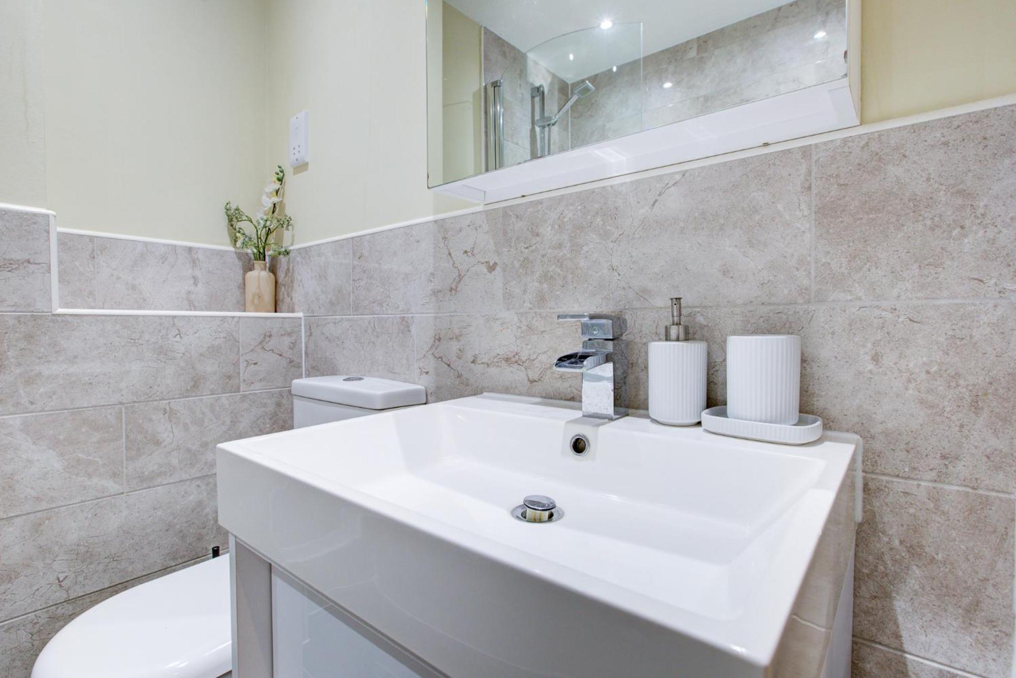 Spacious & Modern 2 Bed Sleeps 5 In Walthamstow London Ngoại thất bức ảnh